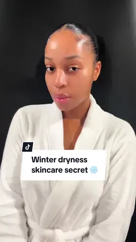 The canadian winter can be so harsh on dry skin, and my secret to keep my skin nourished is a super HYDRATING overnight face mask! My fav is the @Youth To The People Hydrate + glow dream mask, I use it twice a week, and it has never failed to deliver me a dewy, radiant face in the morning ❄️✨ Link to shop is in my bio! #AD #winterskincare #skincaretips #skincarereview #dryskin #winterdryness