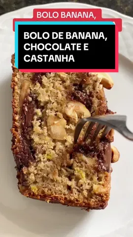 BOLO DE BANANA, CHOCOLATE E CASTANHA Anotem: - 4 bananas bem maduras - 2 ovos inteiros - 1/3 xíc de iogurte natural - 1/2 xíc de açúcar mascavo (só use se a banana não for muito doce) - 100 ml de manteiga derretida - 1 e 3/4 xíc de farinha de aveia ou trigo - 1 c chá de fermento químico - 1 c chá de canela - 1/2 c chá de bicarbonato de sódio - 1 xíc de chips de chocolate ou chocolate picado - 1 xíc de castanha de caju ou nozes picadas grosseiramente Modo: 1. Junte as castanhas com 1 c de sopa de farinha de aveia ou trigo e o chocolate meio amargo, misture e reserve.  2. Em uma tigela grande coloque as bananas e amasse bem. Junte o iogurte natural, açúcar mascavo (se necessário), iogurte, ovos, manteiga derretida, e misture bem. Adicione a farinha, fermento, canela e bicarbonato e misture até a massa ficar homogênea. Adicione as nozes e chips de chocolate, misture e coloque em uma forma de pão grande de 25x15 forrada com papel antiaderente Dover. Leve ao forno pré-aquecido a 180C por 45 min. Fure no meio, se o palito sair limpo está pronto. Tire do forno e esfrie sob a grade do fogão, desenforme e sirva. Sugiro comer morno com o chocolate meio derretido por dentro. Leve ao microondas por 10-15 seg. Sirva com café ou chá. Bom apetite! #tiktokreceita #bolodebanana #CapCut 