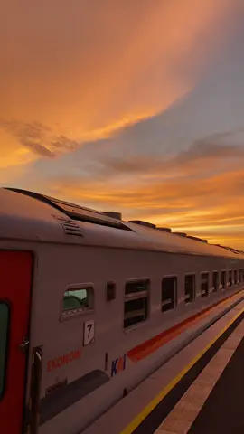 chasing sunsets 🌅#sunset #sunsetlover #sunsetvibes #kai #keretaapiindonesia #fyp #kebumen #kebumenkeren #kebumenpride #fypシ 