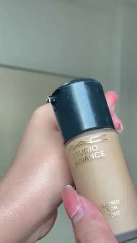 รองพื้นเนื้อเซรั่ม ที่อุดมไปด้วยส่วนผสมจากสกินแคร์ 33 ชนิด NEW! M·A·C Studio Radiance Serum-Powered Foundation  มอบผิวสวยแพง สุขภาพดี และยังดูเรียบเนียนอย่างเป็นธรรมชาติ ด้วยคุณสมบัติของส่วนผสมหลักอย่างวิตามิน อี ที่ช่วยปกป้องผิวจากมลภาวะและแสงสีฟ้า โจโจ้บา ออยล์ บำรุงผิวให้เรียบเนียน โอลีฟ ออยล์ ให้ความชุ่มชื้นทันทีและยาวนาน* และไฮยารูโลนิค แอซิด เข้มข้นที่ช่วยเติมน้ำพร้อมกักเก็บน้ำไว้ให้ผิว @maccosmeticsthailand @Central Rangsit #MACTREND  #ThanksItsMAC  #MACARTISTTHAILAND #MACCOSMETICS #MACCOSMETICSTHAILAND #MACARTISTCHALLENGETHAILAND #รีวิวบิวตี้ #รีวิวบิวตี้ในTikTok  #TIKTOKLOOKS