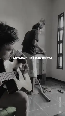 Bapak sama anak suaranya gaada obat🔥 ______ 🎵: Obbie Messakh -  Antara Cinta Dan Dusta Source: tt/@riotampani 