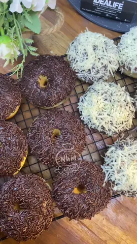 Donat simpel dan empuk tanpa ulen tanpa mixer!!!bikinnya gampang. ,btw alat masaknya aku pakai dari @idealifeonline #idealife #donat #idealifeonline #idealifeonlineresep #serunyakuliner #food #resep 