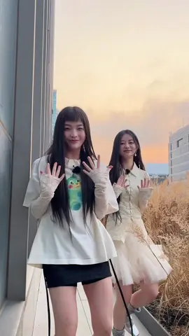 첫 눈 챌린지❄️ 마지막에 손 몇 번 돌렸게요 ⸜(๑'ᵕ'๑)⸝ #ILLIT #아일릿 #민주 #MINJU #이로하 #IROHA