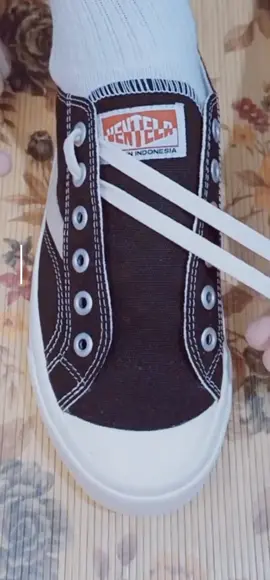 cara simpel pasang tali sepatu  #tiktokshop #trending #fyp 