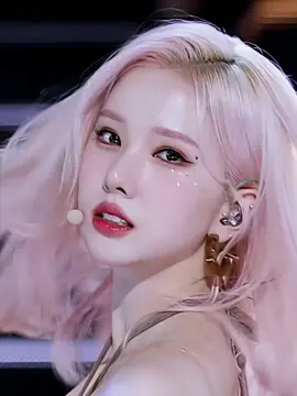 eunha is going viral on twitter for looking like an AI in this fancam! she's finally being acknowledged for her breathtaking visuals #EUNHA #VIVIZ  #2eunbis 