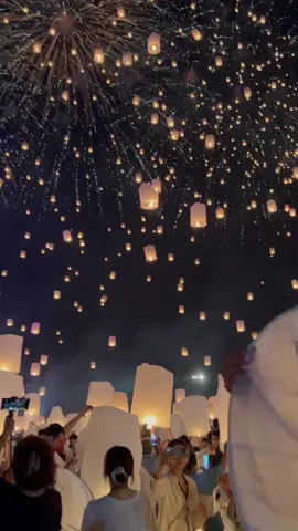 Absolutely not kicking the bucket until I’ve experienced this 🥺✨  📽 @veronicadealwis  📍 Yi Peng Lantern Festival, Chiang Mai, Thailand #magical  #lantern  #thailand  #yipenglanternfestival  #travel  #bucketlist