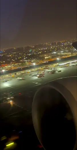 Emirates B777 night take off from Dubai airport  #emirates #emiratesairlines #dubai #emiratesb777300er #airport #reels #reelstiktok #b777300er #b777 