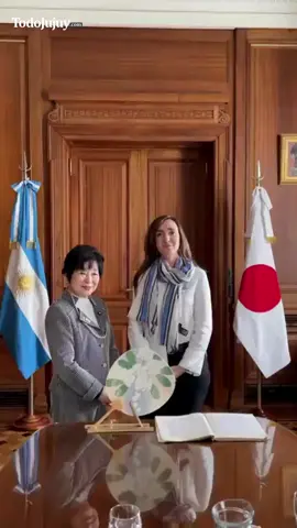 VICTORIA VILLARRUEL: JAPONÉS ✅ La vicepresidente Victoria Villarruel recibió a la embajadora enviada en misión especial por Japón, Santo Akiko, quien la felicitó. Posteriormente grabaron un video donde la argentina habló en japonés y sorprendió. #Argentina #Japón #VictoriaVillarruel #Senado