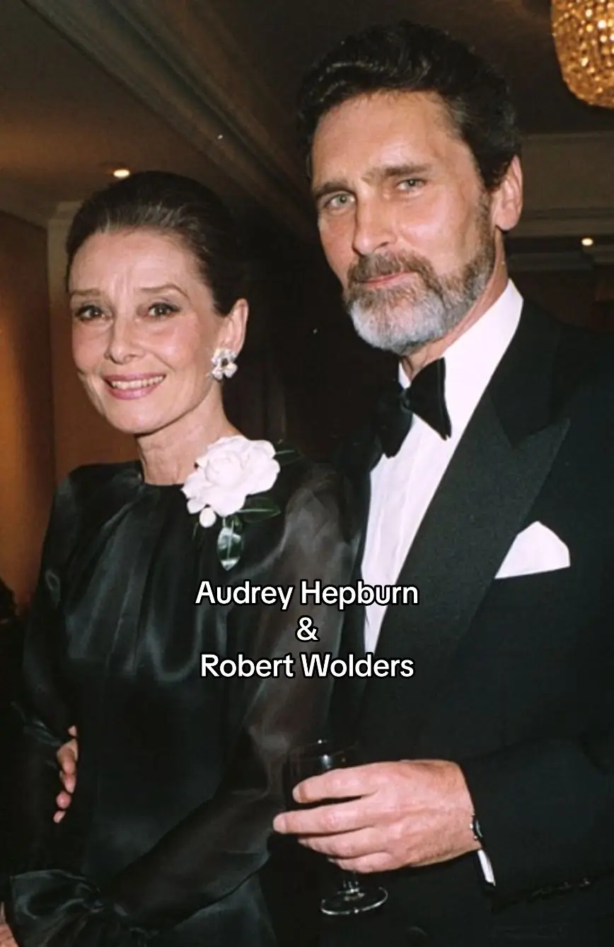 Audrey Hupburn, conoció a su gran amor Robert Wolders, en 1980. Momento en que la actriz estaba casada en segundas nupcias con el psiquiatra Andrea Dotti. Sin embargo, su matrimonio cada vez estaba destinado al fracaso. Por lo que finalmente pondría punto y final dos años más tarde. Desde ese momento la actriz belga y el actor holandés se volvieron inseparables. Wolders se mantuvo siempre al lado de Hepburn, acompañándola en sus misiones a favor de la infancia y a las galas y eventos pero sobre todo estuvo a su lado en enero de 1993, momento en que la actriz se despidió del mundo a causa de un cáncer a la edad de 63 años.  #hollywood #couple #audreyhepburn #robertwolders