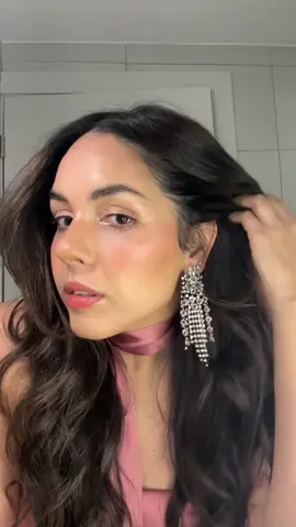 Makeup List:  Primer:  - Kevin Aucoin  Lips Balsamo:  - Lineage - Summer Fridays  Concealers:  - Armani : Luminous Silk 5.75  - Nars: Ginger Base:  - Chanel Fond de Teint BR42 (mas espesa)  - Les Beiges (base de agua) Medium Light  Contour:  - Nude Sticks : Nude 7 - En Polvo Mac Give Me Sun!  Blush:  - Nude Sticks : Poppy  Girl (también lo uso de lipstick)  - Chanel: Le Beiges a base de agua Light Pink  - En Polvo : Mac Peachies  Cejas:  - Anastasia Brow Wiz Dark Brown  - Fijador Mac Clear  Mascara:  - Milk - KUSH Mascara  Ilumnador:  - Chanel : Sculpting 92200 Neuly  - Laura mercier -  Ojos:  - Nyx Jumbo : Cocunut Cake  - Dior: Backtage Glow Face Palette  Setting Powder:  - Translucent Honey  Brochas:  - Sephora 70 - Sephora 70.5  - Mac 134s - Mac 129s - Mac 217s  - Mac 239s - Mac 224s  Pintalabios:  Revlon: kiss me coral