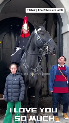 Horse responses to this respectful tourist. #horseguardsparade #changingoftheguards #thekingsguards #horse #foryoupage #tiktokviral #tiktokbeta #fyp #foryou #fypシ #fanpage #tourists #London #trending #tiktokuk #London#trending #follow #subscribe #like #share 