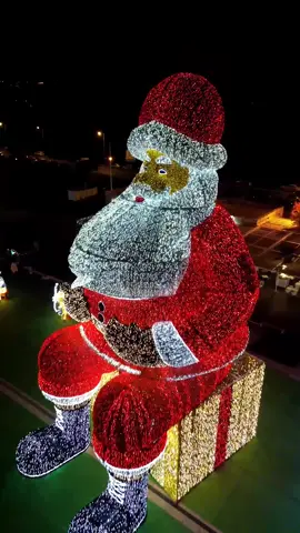 O Maior Pai Natal do mundo tem 21 metros de altira, e é uma presença garantida nas festas natalícias de Águeda! 🎅🎄✨ #painatal #painatal🎅 #aguedapainatal #aguedanatal #natalportugal #merrychristmas #feliznatal #feliznatal2023 #feliz2023❤️ #feliznatal2023🎅 #feliznatal2023🎄 #feliznatal2023🎅🎄🎄 #christmas #christmas2023 #christmas2023🎄🎁 #christmas2023🎄🎁🦌🎅 #christmas2023🎄🎅🎁 #papainoel #natal #natalino 