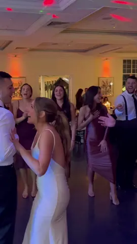 Are you taking over the dance floor at your wedding? ##weddingmoments #weddingvibes #bridegoals #weddingdancefloor #singalong #lipsync #weddingdancemoves #weddingreels #weddingcontentcreator 