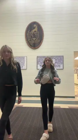 Bballlll🏀#westernbrown #💛🤎 #likeitup💕 #western #tallandshortduo #goviral #fypシ #blondeandbrunetteduo 