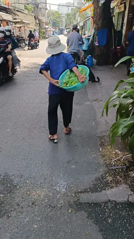 Thương bà không ai giúp đỡ bà mình đã mua hết cho bà..A Di Đà Phật 