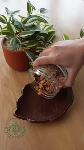 𝐆𝐑𝐀𝐍𝐎𝐋𝐀 𝐂𝐔̉𝐀 𝐓𝐀̂𝐘 𝐍𝐆𝐔𝐘𝐄̂𝐍 𝐅𝐎𝐎𝐃 - 𝐕𝐈𝐄̣̂𝐓 𝐍𝐀𝐌 Đ𝐔̛𝐎̛̣𝐂 𝐒𝐀̉𝐍 𝐗𝐔𝐀̂́𝐓 𝐍𝐇𝐔̛ 𝐓𝐇𝐄̂́ 𝐍𝐀̀𝐎?  Được mix hoàn toàn thủ công với 100% là các loại hạt tươi ngon, chất lượng; thấm đều vị ngọt tự nhiên của mật ong rừng nguyên chất, đó là lý do vì sao Granola nhà Tây Nguyên Food - Việt Nam luôn có hương thơm đặc trưng và hương vị riêng biệt. Chúng tôi luôn mong muốn rằng khi đến tay khách hàng, đó không chỉ là một sản phẩm, mà đó còn là một chất lượng dịch vụ tốt nhất. -------------------------------------------