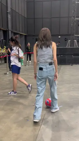 พี่ล็อตแห่งบลูฟีนิกซ์ แค่ผูกเชือกรองเท้าต้องเท่ขนาดนี้เลยหรอ🫠#charlotteaustin #itscharlotty #ชาล็อตออสติน #ชาล็อตสวยมาก #รักชาล็อตออสติน 