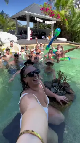 Living the Aussie Christmas dream 😍🎄🎅🏼☀️💧 - - - #summerchristmas #christmasinaustralia #australianchristmas #friendmas #friendsmas #christmas #christmastiktok #christmasdecor #christmasdecorating #outdoorchristmas #outdoorchristmasdecor 