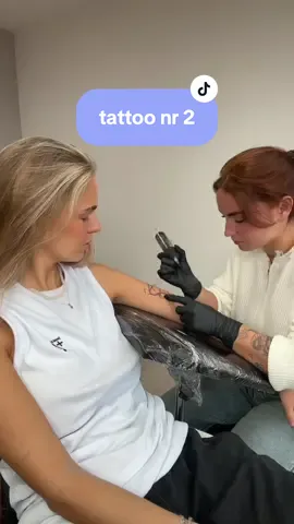 mama en ik zijn hier zoo blijjjjj🥰 echt prachtig!!! goeie fotos staan op mn insta!! #tattoo #firsttattoo #tatt #momtattoo #daughtermomtattoo 