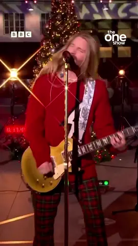 One of my favourite performances yet of You’re Christmas To Me!!🎅🏼🎁🤘 Thank you The One Show ❄️🎄 #LiveMusic #FestiveSeason 