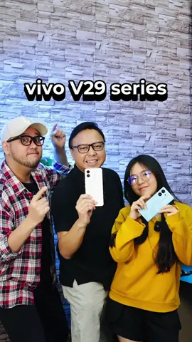HP serba lengkap yang kuat cocok dipake Nge-VLOG. Nih ada vivo V29 Series. Ada juga HP vivo kece lainnya, vivo Y17s dan Y27s untuk menemani liburan kalian. Mantep ini sih! @vivo Indonesia  #JoyInUs #vivoV29Series #vivoY17s #vivoY27s
