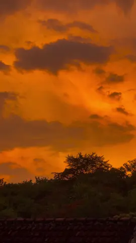 Vibes menjelang maghrib di kampung halaman emng selalu bikin rindu. Nih aku ngerekamnya ga pake audio tambahan yah gaess.. jdi langsung dri video asli, biar makin kerasa vibesnya #senja #qiroah #sunset 