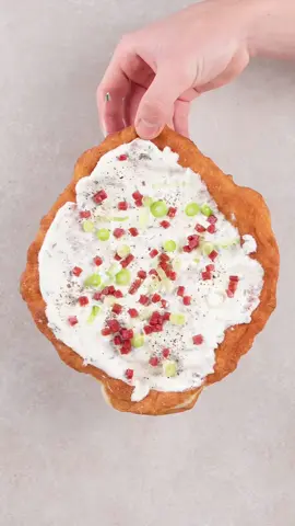 Wir bringen den Weihnachtsmarkt zu dir nach Hause!🎅🏻🎄 Rezept👨🏼‍🍳  TEIG FÜR 4 500 g Mehl 350 g Wasser 10 g Salz 7 g Hefe CREME 200 g Saure Sahne  Schnittlauch Salz Pfeffer AUSSERDEM  (Veganen) Speck  Lauchzwiebeln Käse Alles was ihr sonst drauf wollt! #weihnachtsmarkt #langos #Weihnachten #einfacherezepte #schnellerezepte 