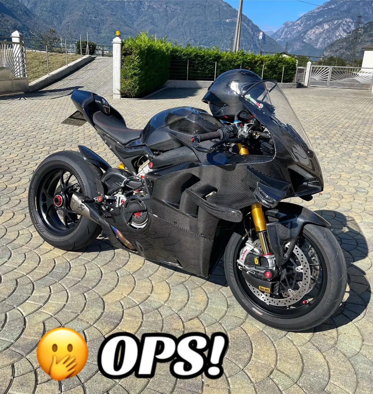 #PanigaleV4 #V4 #Ducati #DucatiPanigale #Moto #Motorbike #Power #Passion #Italia #CarbonFiber #Carbon #FullCarbon 