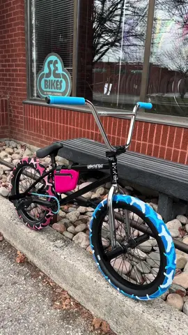 are you down with the colorway? #bmx #bmxshop #custombmx #sebikes #bikelife #sebikeslife #bikebuild #salt #saltbmx #bmxparts #cult #cultbmx #eclatbmx #eclat 