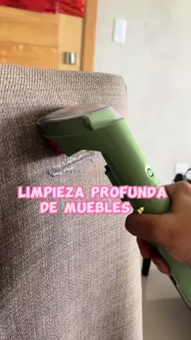 Usando Aspiradora de muebles #littlegreenbissell #greenbissell #limpiezasemuebles 