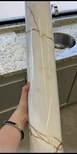 Simmmm adesivo ATEMPORAL e CLASSUDO, nós temos! Você ama MARMORE, mas a pedra é carissima? A solução é envelopar com o Adesivo MÁRMORE, essa pia ficou perfeita 🤩 Faça seu orçamento! #maharahass #musthave #temqueter #hassadesivos #envelopar #deco #pedra #pia #interiordesignideas #marmore #curitiba #CapCut #ifyoucantstopthinkingaboutitbuyit 