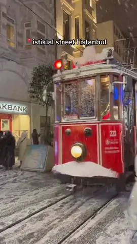 Snow filling up the streets of Istanbul with @sarahashemi96!️️🇹🇷❄️ IG:sarahashemi96  #istanbul #turkiye #turkeytiktok #turkeytravel #exploreturkey #exploring #christmas 