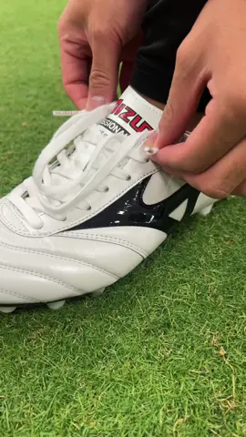 こんにちは‼️ フジスポの樋元です‼️ ⁡ ミズノより「MORELIA 2 JAPAN」が各サイズ再入荷しました🎉👏🎊 ⁡ ミズノで最もフィット感の高い「MORELIA 2 JAPAN」‼️ ⁡ アッパーには「軽量・柔軟・素足感覚」のコンセプトの元、選び抜かれたカンガルーレザーを採用し、クラフトマンが1足ずつ丁寧に製作されている🔥🔥🔥 ⁡ カンガルーレザーのフィット感を長持ちさせるために「マイクロタフタ」を採用‼️ 革の伸びすぎを抑え、シューズフォルムを保つだけでなく、フィット感を持続させる👍👍👍 ⁡ このフィット感を重視した「MORELIA 2 JAPAN」を履いてプレーするのは誰だ⁉️ ⁡ 少しでも気になった方はぜひフジスポへ‼️ みなさんのご来店お待ちしております‼️ ⁡ ⁡ #大阪#藤井寺#fujispo#フジスポ#サッカー#専門店#mizuno#mizunofootboll#morelia#モレリア#morelianeo4#morelianeo#neo#ネオ#モレリアネオ4#madeinjapan#日本製#日本#japan#モデル#JapanSpirit#最新#モデル#天然皮革#カンガルー#soccershop#サッカーショップ#sr4#sergioramos#james#田中碧