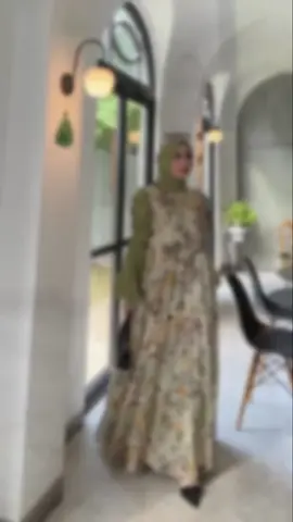 Bismillah  Gamis Shella 2in1  Gamis set hijab bahan Ceruty printing  Ukuran All Size  Pb 140cm  Ready 5 serian wrn  Best Price u/ gamis berkualitassss cuttingan butik 😍😍 Masyallah udh ga bs berkata u/ menjelaskan deskripsi gamis ini Langsung buka video..coba liat memang super duperr klok banget 🥲🥲🥲🥲 Cantik pokonya  Stok limitted  Khusus gamis Shella ini Ready SELASA  U/ yg mo pesen bsk ttp full payment ya Kaka  Krna limitted seklai 🥲🥲 Jangan sampe ga kebagian 😍😍