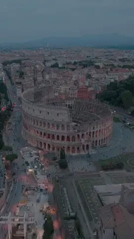 Roma, la capitale d’Italia, è una città intrisa di storia e cultura millenaria. Il suo panorama urbano è dominato da monumenti iconici come il Colosseo, il Foro Romano e il Pantheon, testimonianze dell’antica grandezza dell’Impero Romano. Attraversata dal fiume Tevere, la città è un connubio di antico e moderno, con strade acciottolate che si intrecciano tra eleganti boutique e vivaci mercati. La Città del Vaticano, uno stato indipendente al centro di Roma, ospita la Basilica di San Pietro e la Cappella Sistina, tesori artistici custoditi nella Città Eterna. Roma è celebre anche per la sua cucina deliziosa, dai piatti di pasta tradizionali alle pizze croccanti. Ogni vicolo sembra raccontare storie antiche, creando un’atmosfera unica e suggestiva. La fontana di Trevi, con la sua maestosa cascata, incanta i visitatori, mentre il Colle Palatino offre una vista panoramica che abbraccia secoli di storia. In ogni angolo, Roma cattura l’essenza della civiltà europea. #roma #rome #italia #italy #pioandreaperi #drone #romabella #colosseo #altaredellapatria #fontanaditrevi #volgoroma #volgolazio #igerslazio #visitlazio #cittaitaliane #ig_rome #yallersitalia #ig_italy #italianfood #monument #architecture #viral #tiktok #fyp #fypシ 