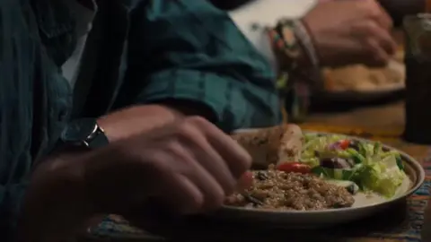 This scene gets me every time 😭✋|| #strangerthings #argyle #jonathanbyers #joycebyers #willbyers #janehopper #eleven #murraybauman #strangerthings4 #california #calaforniacrew #strangerthingsmemes #palmtreedelight 