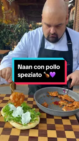 Oggi vi porto questo naan farcito con pollo speziato e cavolo rosso marinato realizzato insieme alle pentole antiaderenti INGENIO di Lagostina che mi permettono di passare dall’induzione al frigo e persino in forno semplicemente rimuovendo il manico 🍗💜 🫓 Per circa 8 naan •500g di farina 00 •250g di yogurt bianco naturale  •100g d’acqua •7g di sale fino •2g di lievito di birra fresco 💜 Per il cavolo marinato •1/2 cavolo rosso •500g di zucchero  •500g di aceto di riso  🥒🤍 Per la salsa •1 cetriolo •mezzo spicchio d’aglio  •scorza di un lime  •succo lime •250g yogurt greco  •sale q.b. •pepe q.b. •olio evo 🍗Per le sovracosce •4 sovracosce  •paprika, pepe, sale, aglio in polvere, noce moscata q.b. •250g yogurt greco  •olio evo  •rucola q.b. Per il naan versate la farina in una ciotola, aggiungete yogurt, lievito sbriciolato, l’acqua e infine il sale. Lasciatelo lievitare per circa 4 ore a temperatura ambiente.  Dopodiché stendete della farina sul piano e porzionate l’impasto. Schiacciatelo con le dita e stendetelo bene. Scaldate dell’olio in una padella, quando il Thermo-Signal® cambierà colore vuol dire che avrà raggiunto la temperatura ideale e potrete cuocere il vostro naan da entrambi i lati. Nel frattempo tagliate del cavolo rosso. In una pentola fate sobbollire aceto di riso e zucchero. Spegnete il fuoco, aggiungete il cavolo, chiudete con un coperchio e lasciatelo marinare per alcune ore. Per un risultato spettacolare riponetelo nel frigo per 12 ore, ancora meglio per 24.  Prendiamo delle sovracosce di pollo, puliamole e tagliamole. Prepariamo un composto con le spezie, yogurt e olio. Immergiamo i pezzi di pollo. Scaldiamo dell’olio e rosoliamolo da entrambi i lati, poi poniamolo in forno 200° per 6/7 minuti. Grattiamo e strizziamo un cetriolo, uniamo della scorza di lime e dell’aglio grattuggiato, aggiungiamo lo yogurt , il succo del lime, sale, pepe e mescoliamo. Una volta pronto, estraiamo il pollo dal forno e assembliamo il naan: mettiamo della rucola, la nostra salsa, il pollo e infine il cavolo rosso marinato. Buon appetito, questo piatto sarà ottimo da gustare in ogni stagione!  #danielerossichef #ricette #adv #naan