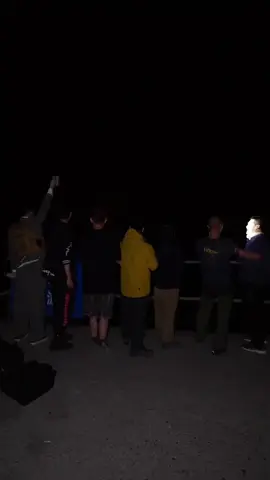 7 pemuda yang memiliki senter super terang membentuk barisan untuk memperlihatkan terangnya senter yang mereka miliki #senter #sentersuperterang #senterled 