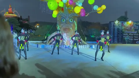 听说你们都喜欢看僵尸小姐姐跳舞 那么今天就来一段加长版的吧#女大学生 #大长腿 #僵尸小姐姐 #欢乐谷 