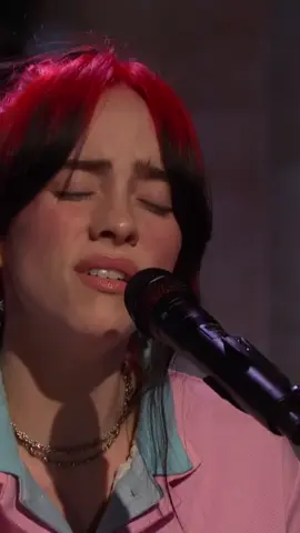 Billie Eilish - “What Was I Made For?” ao vivo no Saturday Night Live. 🎀