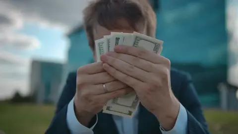 الربح من الانترنت و الوصول إلي الحريه الماليه هي هدف للجميع لكن من الصعب الوصول إليه  لكن الامر اصبح اسهل الان  عن طريق شركة اد كاش  حيث يسهل عليك استخدام مهاراتك في التسويق عبر العلاقات و التسويق الالكتروني وغيرها الكثير  وايضا نوفر لك فرصه حقيقيه عن طريق تطبيق آدكوين و مشاهده اعلانات الشركه والتسويق لها والبدأ في الربح السلبي و الوصول للحريه الماليه  تواصلوا معنا الان وابدأو في تحقيق الارباح