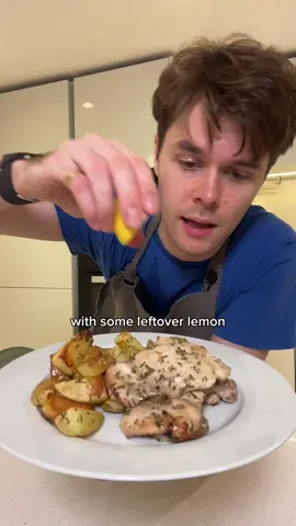 Quick 5-ingredient student meal! Customise it with your fav herbs & spices - but this is a great starting point 3 chicken thighs 250g baby potatoes  3-5 sprigs rosemary (or your fav herb) 2 garlic cloves  1/2 lemon juiced Salt, pepper, oil, hot sauce 200°C/390°F for 20-25mins #studentrecipes #studentmeals #quickrecipes #cheapmeals #easydinner #recipesoftiktok #recipeideas 