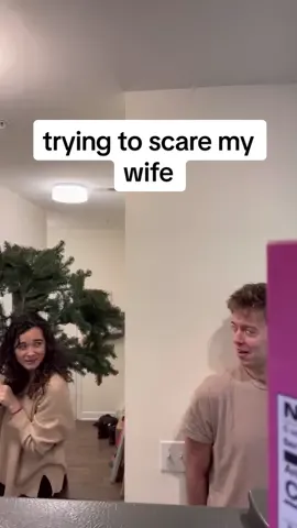 When i saw her grab that IM the one who got scared 💀 #meghanandjack #scareprank #scaringpeople 