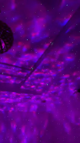 ليد ليلى 3 في 1 جهاز عرض مجرة ضوء لغرفة النوم و الحفلات و ديكورات المنزل و اضاءة حضانة الاطفال (جهاز  تحكم عن بعد +بلوتوث )  جهاز عرض أمواج المحيط والأضواء المرصعة بالنجوم بشاشة ليد طراز 2020 يجلب طيفًا  من المجرات والنجوم المتلألئة وسحابة السديم في الأماكن المغلقة، مع 10 ألوان وقدرة عرض 360 درجة بديناميكية  على السقف.  المميزات :  - 10 مجموعات مختلفة من الألوان تخلق جوًا رومانسيًا للاسترخاء - يمكنك استخدامه كضوء ليلي يعمل على 3 مستويات سطوع قابل للتعديل.  - مكبر صوت مدمج يعمل مع الهواتف الذكية و فلاش يو إس بي يمكنك الاستمتاع  بأغنيتك المفضلة  للاسترخاء أو تشغيل صوت المطرة أثناء النوم - يتميز البروجكتور بإضاءة النجوم الخاص بنا لغرفة النوم بوظيفة مؤقت - يمكنك ضبط وقت الإغلاق التلقائي على ساعة واحدة وساعتين وفقًا لاحتياجاتك.  - جهاز بروجكتور مناسب للأطفال لعرض الأنماط على السقف بإضاءة ليلية،إنه آمن وموفر للطاقة.  - يمكن لجهاز الريموت كنترول المجهز تشغيل جميع الوظائف، وتبديل وضع إضاءة ليد بتصميم  المجرة ودرجة السطوع، وتبديل الموسيقى، وضبط مستوى الصوت، وضبط المؤقت.