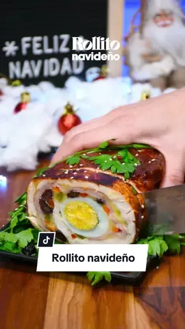 🎄Rollo de pollo navideño, sin horno, muy delicioso y facilísimo 🤩 ¿Con qué acompañarían este rollito?  ✅ Ingredientes:  - 1 pechuga de pollo grande, deshuesada y fileteada - 2 dientes de ajo  - Pimienta al gusto  - Sal al gusto  - 250g de queso mozzarella tajado  - 150g de jamón de cerdo ahumado  - Pimentón verde  - Pimentón rojo  - Zanahoria  - Uvas pasas  - 3 huevos cocidos  - Salsa bbq al gusto  Para la salsa:  - 200gr de ciruela deshuesada  - Media cebolla morada  - Pimienta al gusto  - Caldo de pollo (utiliza el hueso de la pechuga)  - 1 cucharada de mantequilla  - Y mucho amor ❤️ ¿Qué otra receta navideña les gustaría ver? #rollo #rollodepollo #pollo #Receta #recetanavideña #navidad #rollonavideño #navidad #feceta #recetafacil #recetasfaciles #recetasparanavidad #pollorelleno #sinhorno 