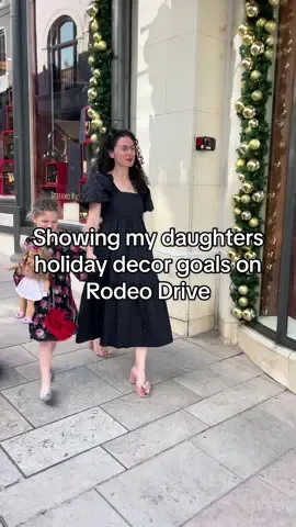 PSA: Rodeo drive is holiday goals right now ❤️. The only thing missing is snow.