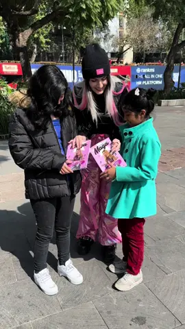 Hoy regalé mis libros a los maguistas que se acercaron a la convivencia 🥰🎁🎄