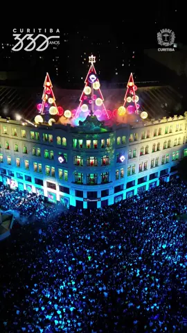 Assim foi a apresentação do Palácio Avenida deste ano 🎄✨ Com o tema “O Encanto da Árvore de Natal”, que preserva a essência do Natal, o coral natalino teve participação de crianças e adolescentes de instituições de acolhimento 🥰 Um verdadeiro encontro de emoções!  O maior Natal Gratuito do Brasil é aqui!  📹 Imagens: @renprospero  🎅🏼 As atrações do Natal de Curitiba 2023 são gratuitas e não precisam de agendamento. 📲 Confira a programação completa do Natal de Curitiba em natal.curitiba.pr.gov.br #nataldecuritiba 
