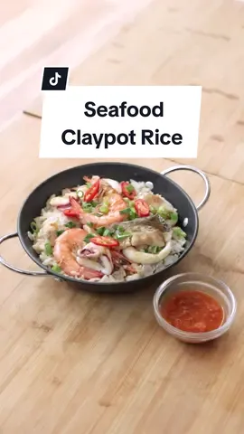 Seafood Claypot Rice ala resto. Cocok untuk hidangan makan-makan bersama keluarga. Makin Special karena aku menggunakan Royco Saus Tiram, Kaya rasa & tanpa Amis. Bikin masak Jadi mudah, murah, dan mewah. Yuk cek berbagai kreasi masakan lainnya di @roycoindonesia Resep Seafood Claypot Rice (untuk 3 porsi) Bahan nasi: 200 gr beras 50 gr beras ketan putih 350 ml air 4 cm jahe, iris 3 siung bawang putih, cincang 1 sdm kaldu ayam bubuk Bahan saus: 1 1/2 sdm kecap asin 2 sdt saus tiram 1 sdm gula pasir 1 sdm air Bahan lainnya: 1 batang daun bawang, iris 1 buah cabai merah, iris 1⁄2 sdm minyak wijen Bahan marinasi topping: 200 gr cumi 5 buah udang utuh 200 gr ikan gurame filet 1⁄2 sdt garam 1⁄2 sdt kaldu jamur 1⁄2 sdt kaldu ayam bubuk 1⁄2 sdt baking powder 1 1/2 sdm maizena 1 butir putih telur 1 buah jeruk nipis Pelengkap: Sambal cabai rawit Langkah: 1. Cuci bersih beras ketan dan beras kemudian rendam minimal 1 jam, tiriskan. 2. Untuk topping, marinasi dengan garam, kaldu jamur, kaldu ayam bubuk, baking powder, maizena, putih telur dan perasan jeruk nipis, aduk rata. Diamkan beberapa saat. 3. Di dalam mangkuk, campurkan saus tiram, kecap asin, gula pasir dan air, aduk rata. 4. Panaskan sedikit minyak, tumis bawang putih dan jahe hingga wangi kemudian masukkan beras, air, kaldu ayam bubuk dan 1 sdm campuran saus tiram, masak hingga mendidih. 5. Kecilkan api lalu tutup, masak hingga air menyusut. Susun cumi, ikan filet dan udang, masak hingga matang. 6. Tuang saus, daun bawang, cabai merah dan minyak wijen. 7. Claypot rice seafood siap disajikan. #MasakMudahMurahMewah #LezatAlaResto 