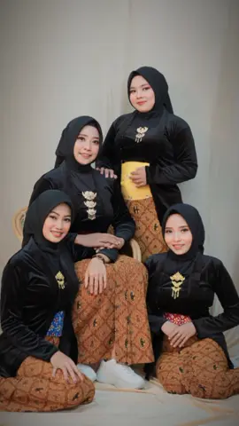 #barengbestie #adatjawa #photoshootideas #konsepjawa #jawapride #kebayajawa #idefotostudio #fotoberempat #bestiegoals 